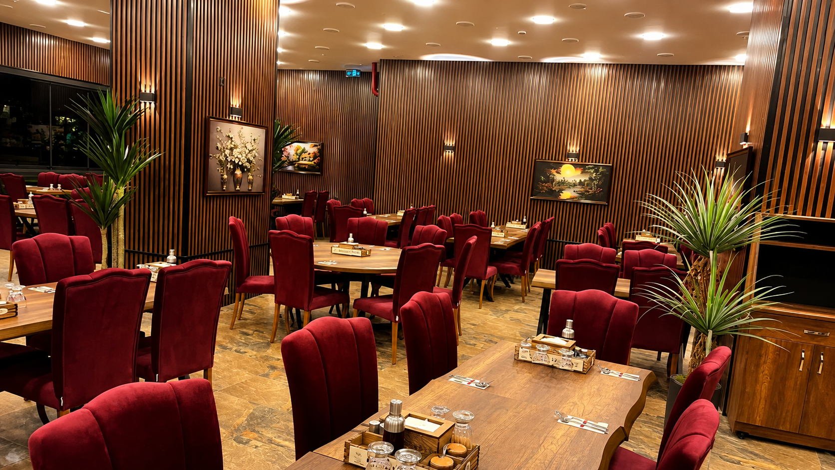 Kırmızı kadife sandalyeli geniş salon